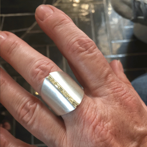 באגטים משובצים בטבעת חריץ זהב לבן 14 קראט