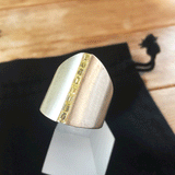 באגטים משובצים בטבעת חריץ זהב לבן 14 קראט